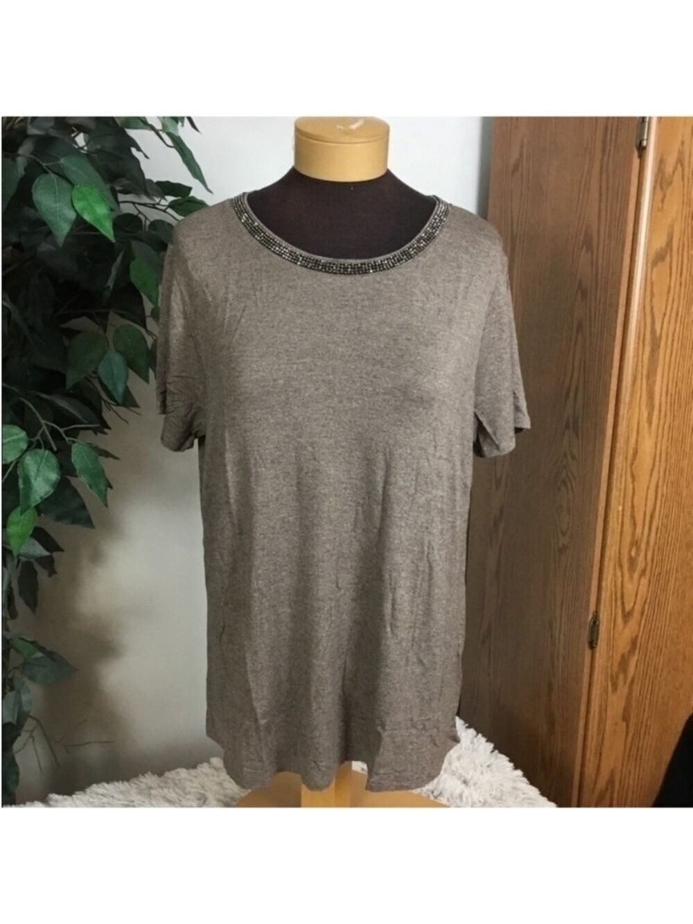 Apt 9 short sleeve tee Woman’s XXL embellished neckline tan marled crewneck